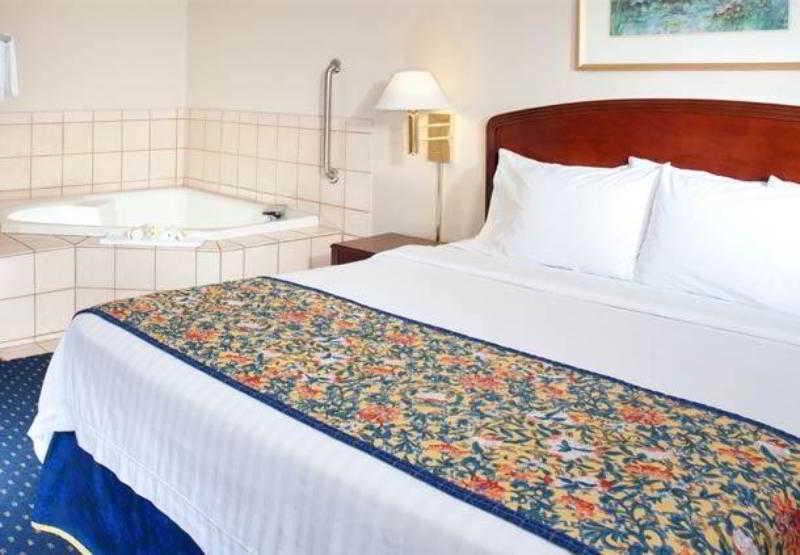 Courtyard By Marriott Cleveland Уэстлейк Экстерьер фото